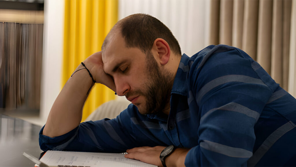 Hipersomnia, kişinin gündüz saatlerinde kontrol edilemeyen uyku ihtiyacı hissetmesiyle karakterize bir uyku bozukluğudur